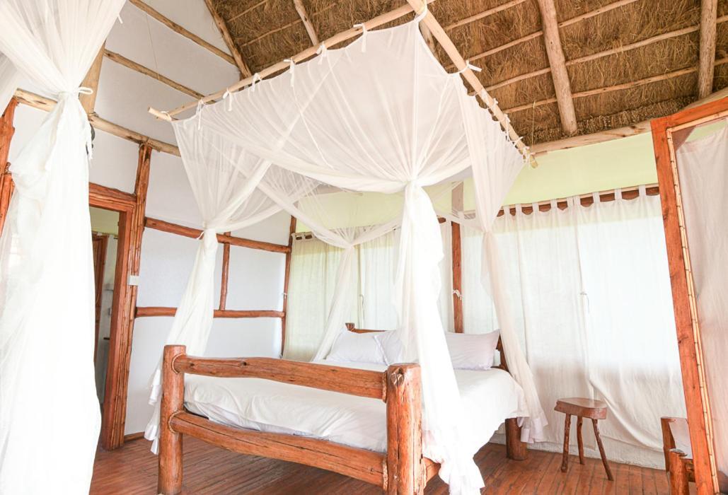 Отель Kazinga Wilderness Safari Camp Касесе Экстерьер фото