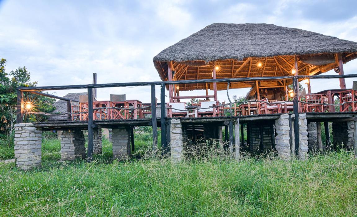 Отель Kazinga Wilderness Safari Camp Касесе Экстерьер фото