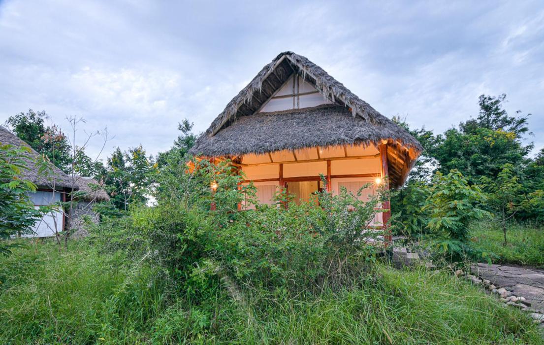 Отель Kazinga Wilderness Safari Camp Касесе Экстерьер фото